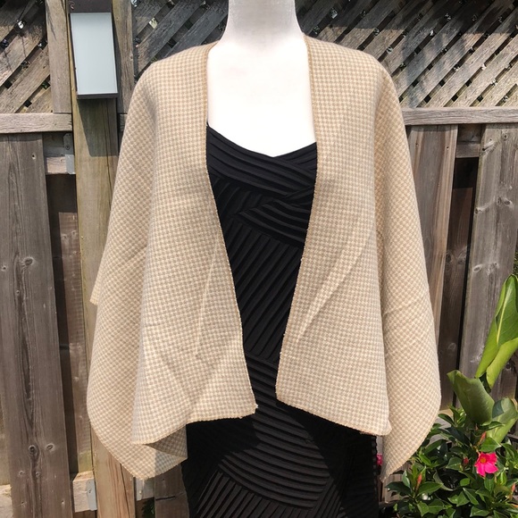 PRICE JUST DROPPEDHandmade Wool Cape O/S Beige Houndstooth excellent condition. - Picture 1 of 4